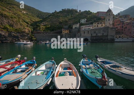 À la recherche de l'autre côté de la baie à Vernazza, vers l'église de Santa Margherita di Antiochia, Vernazza, Cinque Terre, Liguaria, Italie Banque D'Images