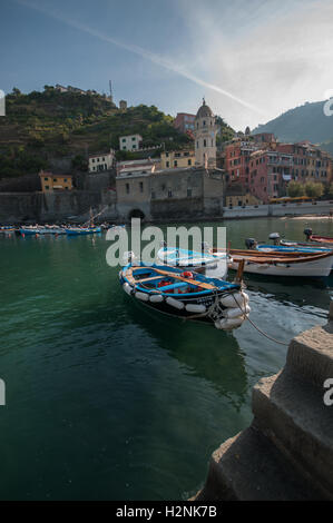 À la recherche de l'autre côté de la baie à Vernazza, vers l'église de Santa Margherita di Antiochia, Vernazza, Cinque Terre, Liguaria, Italie, Banque D'Images