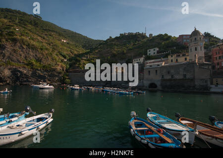 À la recherche de l'autre côté de la baie à Vernazza, vers l'église de Santa Margherita di Antiochia, Vernazza, Cinque Terre, Liguaria, Italie Banque D'Images