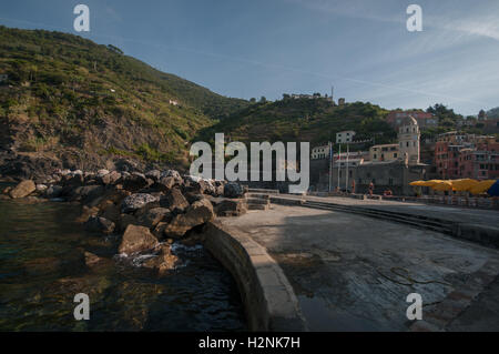 À la recherche de l'autre côté de la baie à Vernazza, vers l'église de Santa Margherita di Antiochia, Vernazza, Cinque Terre, Liguaria, Italie, Banque D'Images