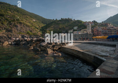 À la recherche de l'autre côté de la baie à Vernazza, vers l'église de Santa Margherita di Antiochia, Vernazza, Cinque Terre, Liguaria, Italie, Banque D'Images