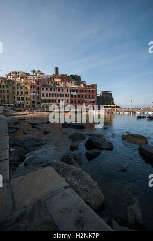 À la recherche de l'autre côté de la baie à Vernazza, Cinque Terre, Italie Banque D'Images