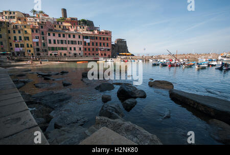 À la recherche de l'autre côté de la baie à Vernazza, Cinque Terre, Italie Banque D'Images