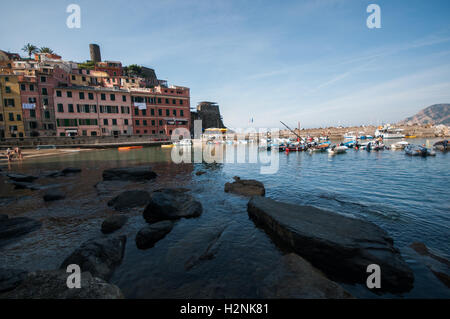 À la recherche de l'autre côté de la baie à Vernazza, Cinque Terre, Italie Banque D'Images