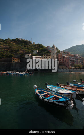 À la recherche de l'autre côté de la baie à Vernazza, vers l'église de Santa Margherita di Antiochia, Vernazza, Cinque Terre, Liguaria, Italie Banque D'Images