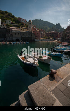 À la recherche de l'autre côté de la baie à Vernazza, vers l'église de Santa Margherita di Antiochia, Vernazza, Cinque Terre, Liguaria, Italie, Banque D'Images