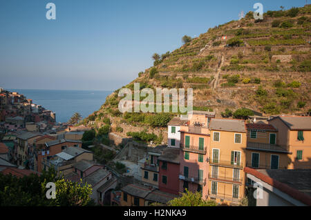 Regardant dans une vallée à Manarola, sur un abris trouvés en Méditerranée, Manarola, Cinque Terre, Italie, Banque D'Images