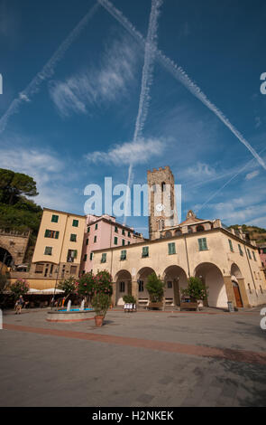 La place principale de Monterosso al Mare, en regardant vers l'église de St Jean le Baptiste, Monterosso, Cinque Terre, Italie Banque D'Images