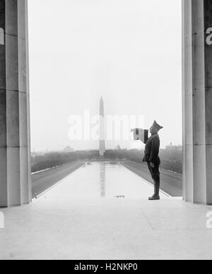 Robinets à jouer soldat après les funérailles du président américain, Warren G. Harding, le Washington Monument en arrière-plan, Washington DC, USA, National Photo Company, le 10 août 1923 Banque D'Images