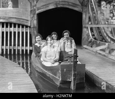 Groupe de femmes de Elks Club sur Amusement Park Ride de l'eau, de Glen Echo Park, Glen Echo, Maryland, USA, National Photo Company, Août 1924 Banque D'Images