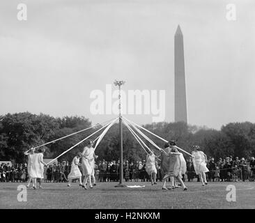 Maypole Dance sur l'Ellipse avec Washington Memorial en arrière-plan, Washington DC, USA, National Photo Company, Mai 1925 Banque D'Images