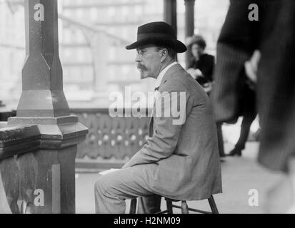 Lincoln Steffens, journaliste américain, professeur et philosophe politique, Portrait, Union Square, New York City, New York, USA, Bain News Service, avril 1914 Banque D'Images