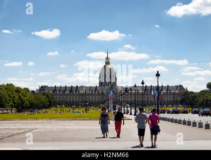 Les gens cross street à Paris. Musée de l'armée est dans l'arrière-plan. Banque D'Images