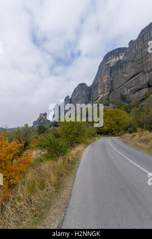 En route dans les météores Grèce avec vue sur les monastères Banque D'Images