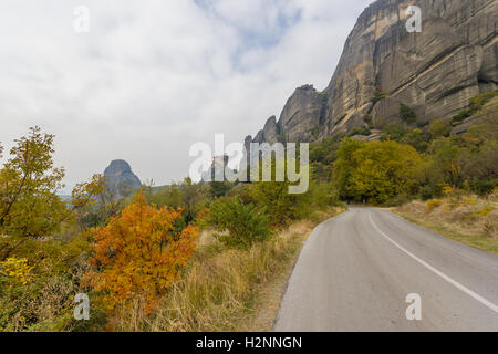 En route dans les météores Grèce avec vue sur les monastères Banque D'Images