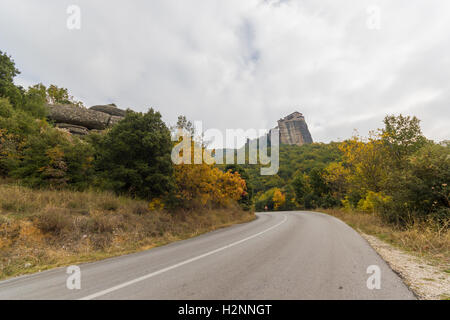 En route dans les météores Grèce avec vue sur les monastères Banque D'Images