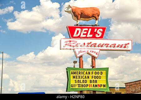 TUCUMCARI, NEW MEXICO - 25 août 2013 : Photo du signe pour Del's Restaurant Banque D'Images