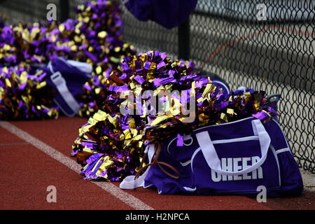 Sacs et poms pom pom girl par tennis sur ras Banque D'Images