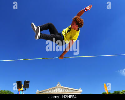 La concurrence dans le sport Slackliner Slackline festival Munich Allemagne Europe Banque D'Images