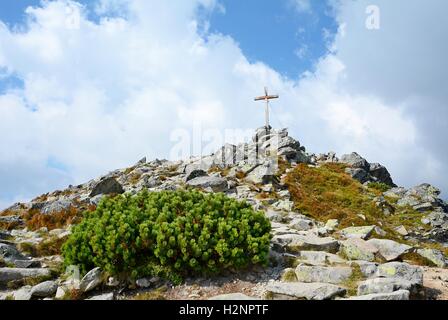 Croix en bois sur le dessus de l'Predne Solisko sommet en montagne des Hautes Tatras. Banque D'Images