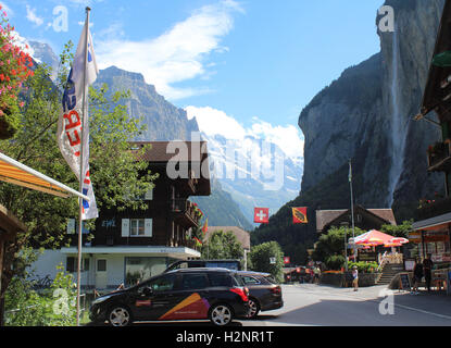 LAUTERBRUNNEN, SUISSE, le 29 juillet 2016 : Le joli village de Grindelwald dans l'Oberland bernois, une destination touristique. Banque D'Images