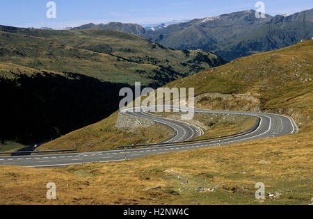 Tourner en épingle de la route, dans les Pyrénées, France, Europe Banque D'Images