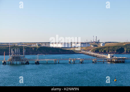 South Hook LNG jetées sur Milford Haven, Pembroke Banque D'Images