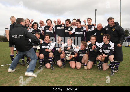 Romford célébrer remportant le championnat de la Ligue - Ipswich RFC vs Romford Gidea Park & RFC - London & South East Division Two North Rugby - 31/03/12 Banque D'Images