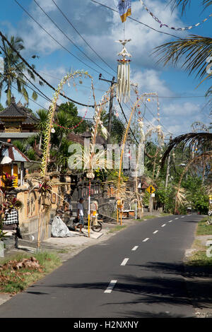 L'INDONÉSIE, Bali, Putung, Kuningan, festival de l'autre côté de la rue arc-boutement décorations penjor Banque D'Images