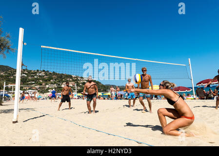 Vacanciers, jouer au volley-ball de plage, Le Lavandou, Provence-Alpes-Côte d'Azur, France Banque D'Images