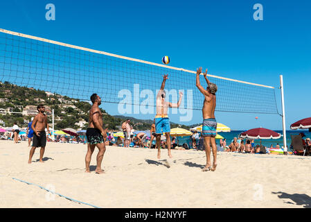 Vacanciers, jouer au volley-ball de plage, Le Lavandou, Provence-Alpes-Côte d'Azur, France Banque D'Images