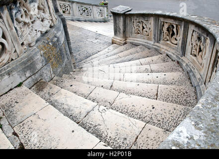En ordre décroissant vieux escaliers en pierre de la Méditerranée (tourné en île de Korčula, Croatie). Banque D'Images