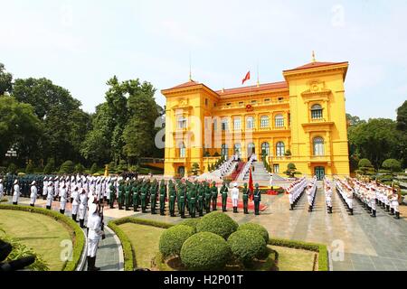 Les gardes d'honneur vietnamienne jusqu'à l'extérieur de l'état de ligne Palace le 29 septembre 2016 à Hanoi, Vietnam. Banque D'Images