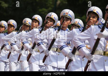 Les gardes d'honneur vietnamienne jusqu'à l'extérieur de l'état de ligne Palace le 29 septembre 2016 à Hanoi, Vietnam. Banque D'Images