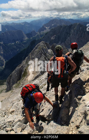 Les alpinistes grimpant les steepy randonnée en été. Banque D'Images