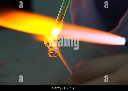 L'art de l'élaboration de verre en utilisant le feu. Banque D'Images