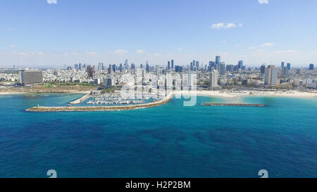 Tel Aviv skyline - Déménagement dans de la mer Méditerranée, l'image aérienne Banque D'Images