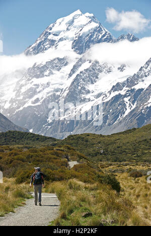 Un randonneur promenades le long de la vallée de la piste comme elle Hooker bénéficie d'une vue sur le Mont Cook en Nouvelle-Zélande Banque D'Images