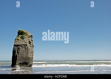 Le dirigeant d'une tours rocheuses au-dessus de la plage en Amérique du Taranaki, en Nouvelle-Zélande. Banque D'Images