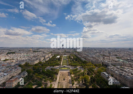 Vue du Champ de Mars Tour de Montparnasse et de la Tour Eiffel, Paris Banque D'Images