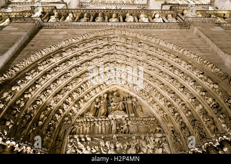 Des statues à l'entrée de Notre Dame, Paris, dans la nuit Banque D'Images