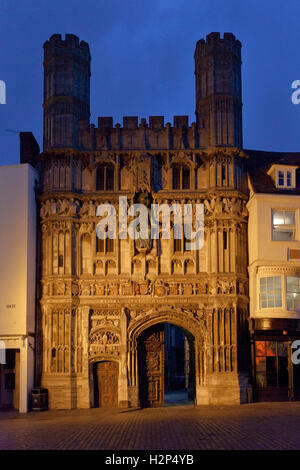 La porte principale avant entrée à la Cathédrale de Canterbury, Kent, dans la nuit Banque D'Images