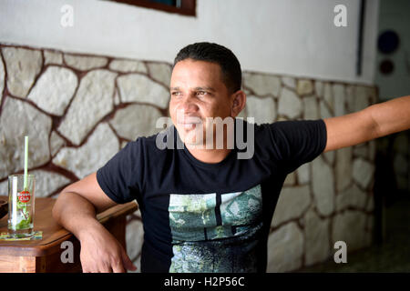 Homme cubain est assis dans un bar de Santiago de Cuba, Cuba. Banque D'Images