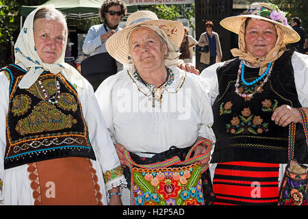 Roumanie - TIMISOARA,septembre 24,2016:groupe de trois vieilles femmes roumaines vêtus de costumes folkloriques, présent lors d'une foire avec traditi Banque D'Images