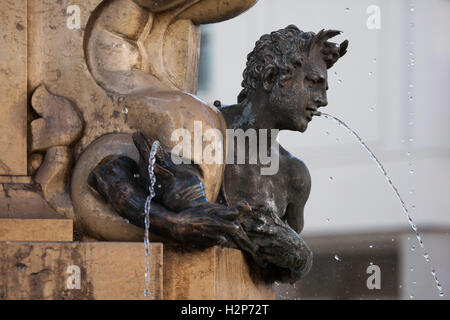 Triton. Statue en bronze par le sculpteur maniériste néerlandais Adriaen de Vries sur la Fontaine d'Hercule à Augsbourg, Bavière, Allemagne. Banque D'Images