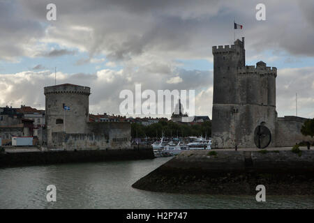 Tour Saint-Nicolas (R) et Tour de la chaîne (L) dans le Vieux Port (Vieux Port) à La Rochelle, France. Banque D'Images