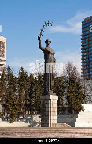 Vilnius, Lituanie - le 18 mars 2015 : une sculpture 'Hirondelles' par le premier sculpteur Juozas Mikenas lituanien à Vilnius. Banque D'Images