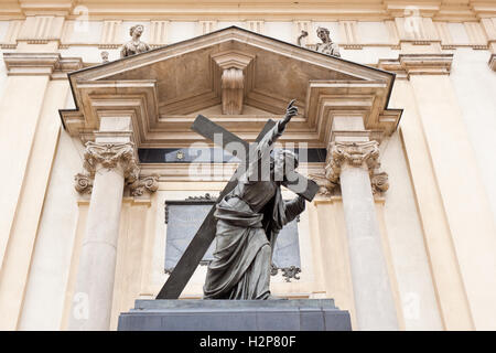 Une sculpture du Christ portant sa croix, Église Sainte Croix, Varsovie, Pologne Banque D'Images