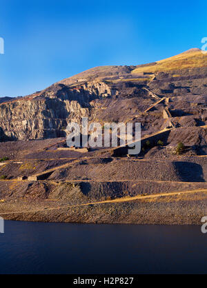 Voir ne de l'Incline Victoria, galeries étagées (ponciau) & déchets d'ardoise des carrières Dinorwic, Llanberis, Pays de Galles, Royaume-Uni: Travaillé 1809-1969. Banque D'Images