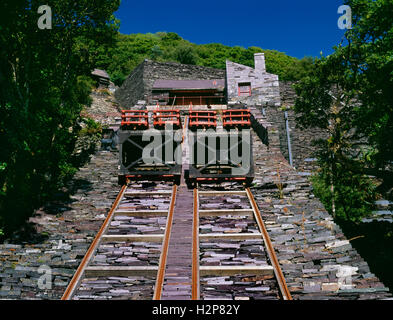 National Slate Museum, Llanberis, au nord du Pays de Galles : les wagons, rails, câbles et maison à rouleaux sur le V2 restauré l'inclinaison de la carrière de Vivian. Banque D'Images